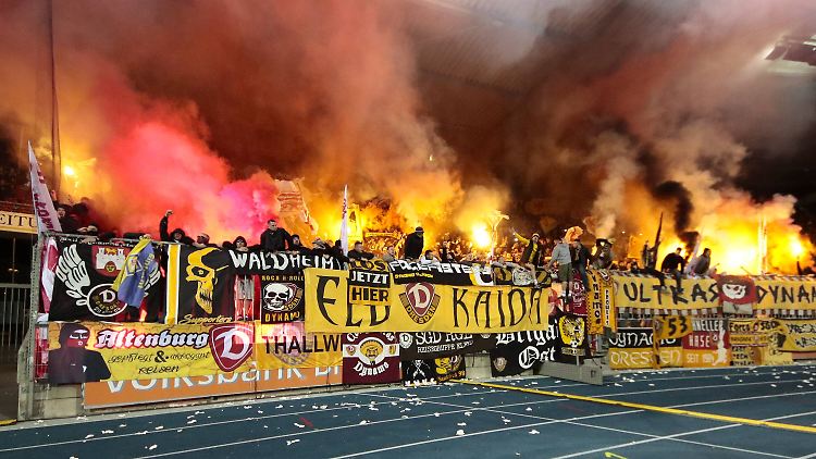 Mit dem Abbrennen von Pyrotechnik verursachten die Dresdner Fans eine Spielunterbrechung.