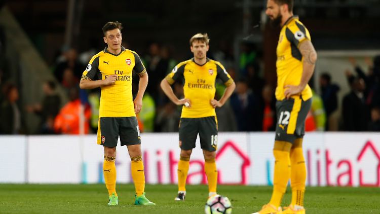 Optimismus sieht anders aus: Mesut Özil, Nacho Monreal und Olivier Giroud (v.l.) spielen nächste Saison womöglich nicht in der Champions League.