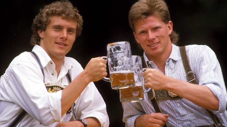 Fesch, der Stefan Reuter (r.) - hier mit seinem Bayern-Kollegen Roland Grahammer. Kein Wunder, dass er massenweise Fanpost erhielt - oder?