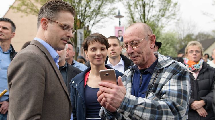Marcus Pretzell (l.) wird im Wahlkampf von seiner Frau Frauke Petry unterstützt.
