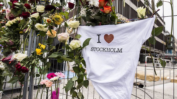 Am Anschlagsort in der Stockholmer Innenstadt hängt ein "I love Stockholm"-T-Shirt am Absperrgitter.