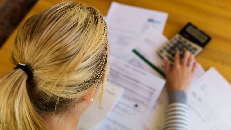 Kinderlose Alleinstehende zahlen besonders viel: Sie profitieren nicht von staatlichen Zuschüssen wie Kindergeld oder Ehegattensplitting.