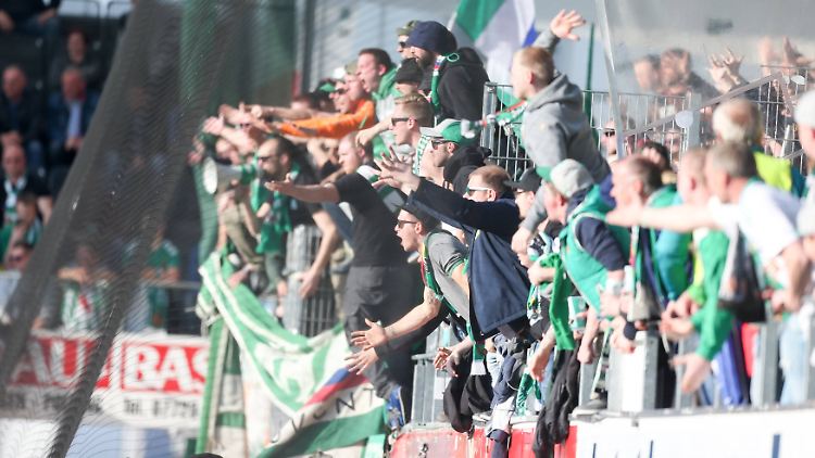 Rapid-Wien-Fans begleiteten ihren Klub nach Ried - künftig kostet sie das maximal 20 Euro pro Ticket.