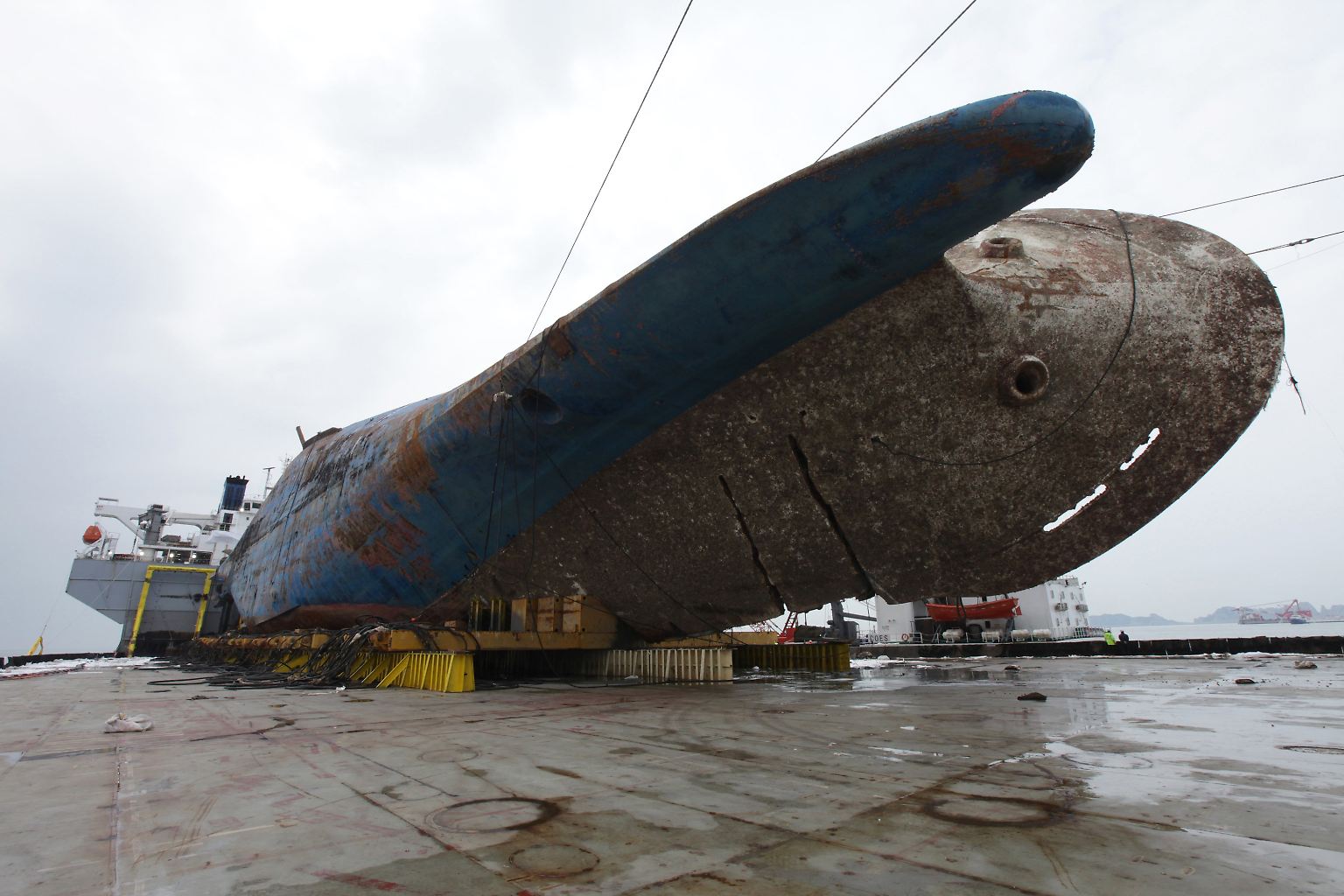 Erst knapp drei Jahre nach der Katastrophe mit mehr als 300 Toten ist das von tiefen Kratzern und Rostspuren gezeichnete Wrack der "Sewol" erstmals über der Wasseroberfläche zu sehen. 