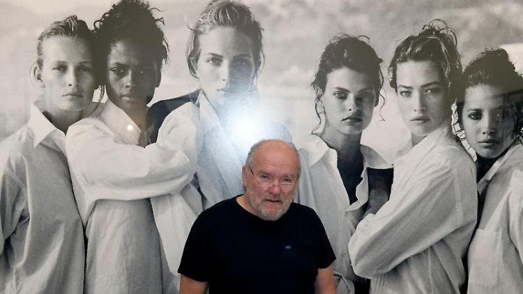Der Meister und seine Mädchen - Peter Lindbergh vor einem Foto mit Karen, Rachel, Estelle, Linda, Tatjana und Christy.