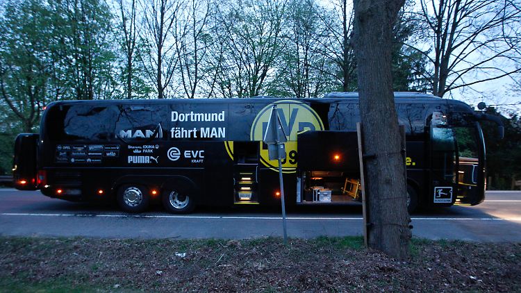 Nach dem Anschlag vom 11. April: Bus von Borussia Dortmund mit einer beschädigten Scheibe.