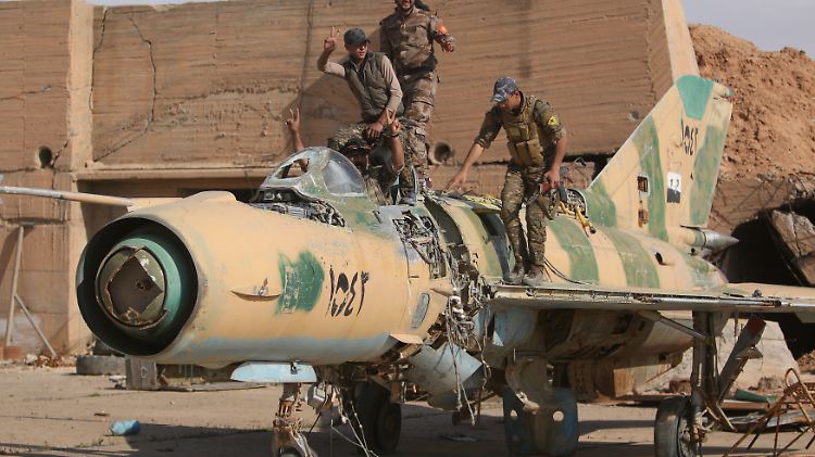 Auf der syrischen Basis Al Schairat waren auch russische Soldaten stationiert. Wussten die nicht von den Gas-Angriffen, die von hier aus geflogen wurden, fragt der US-Regierungssprecher. 