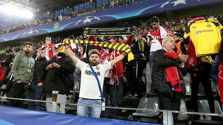 Viele Fans des AS Monaco solidarisierten sich nach der Spielabsage mit dem BVB.