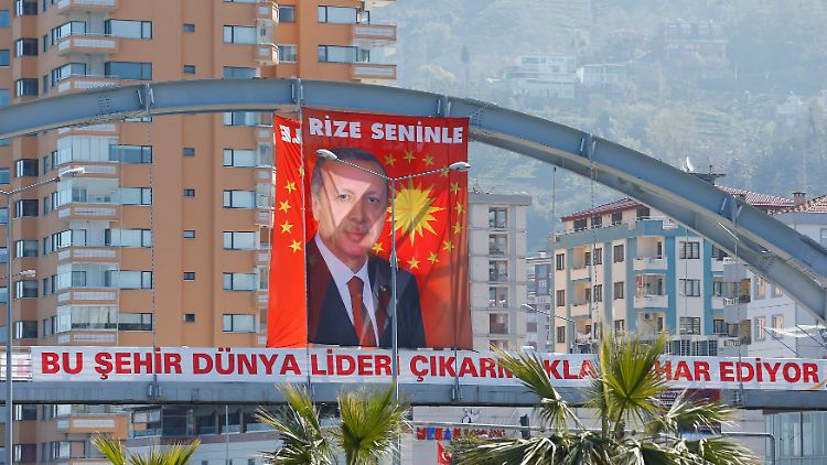 In der türkischen Stadt Rize werben die Fans von Präsident Erdogan mit einem riesigen Banner an einer Brücke für die Verfassungsänderung.