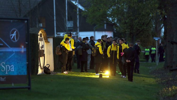 Spieler und Betreuer des BVB warten nach dem Anschlag vor dem Teamhotel darauf, wie es weitergeht.