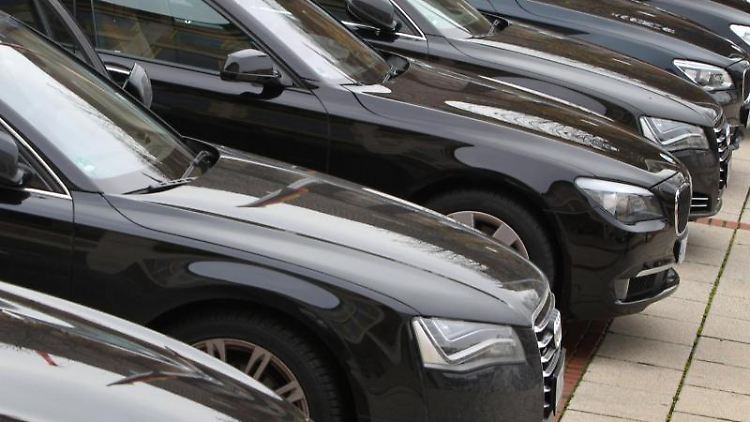 Wer einen Dienstwagen hat, muss ihn bei seiner Steuererklärung angeben.