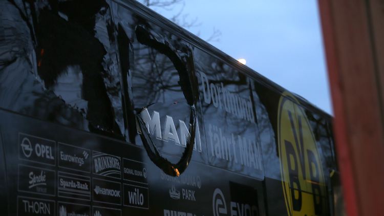Auf der Beifahrerseite des Dortmunder Mannschaftsbusses sind am Heck zwei Scheiben durch die Wucht der Explosion zerborsten.