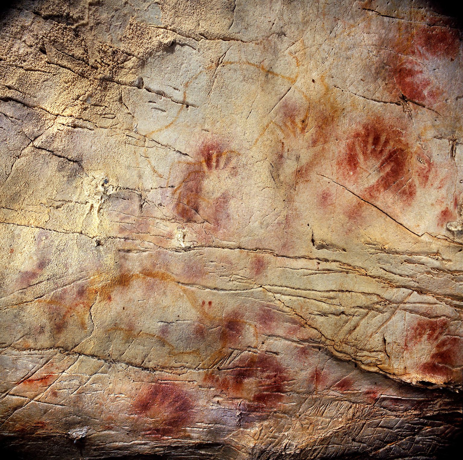 Sie sehen aus wie zeitgenössische Graffiti, dabei sind sie rund 40.800 Jahre alt:
Die Handabdrücke in der ...
