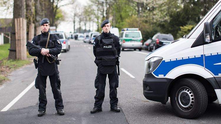 Polizisten sichern den Tatort des Anschlags auf den BVB.