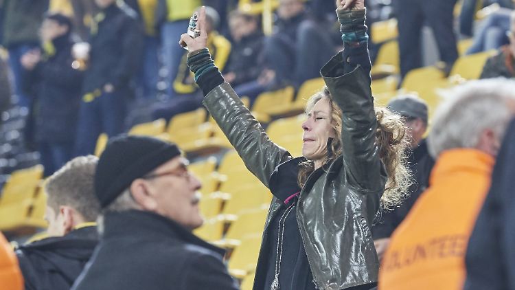 Und heute dann schon wieder Fußball? BVB-Fan am Dienstagabend.
