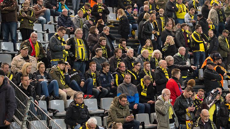 Geschockte BVB-Fans im Stadion.