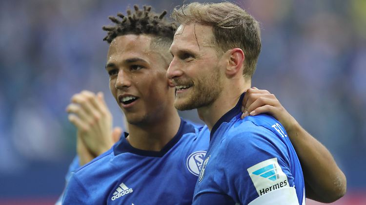 Setzt auf die Reiselust der Schalker Fans: Benedikt Höwedes, hier mit Thilo Kehrer.