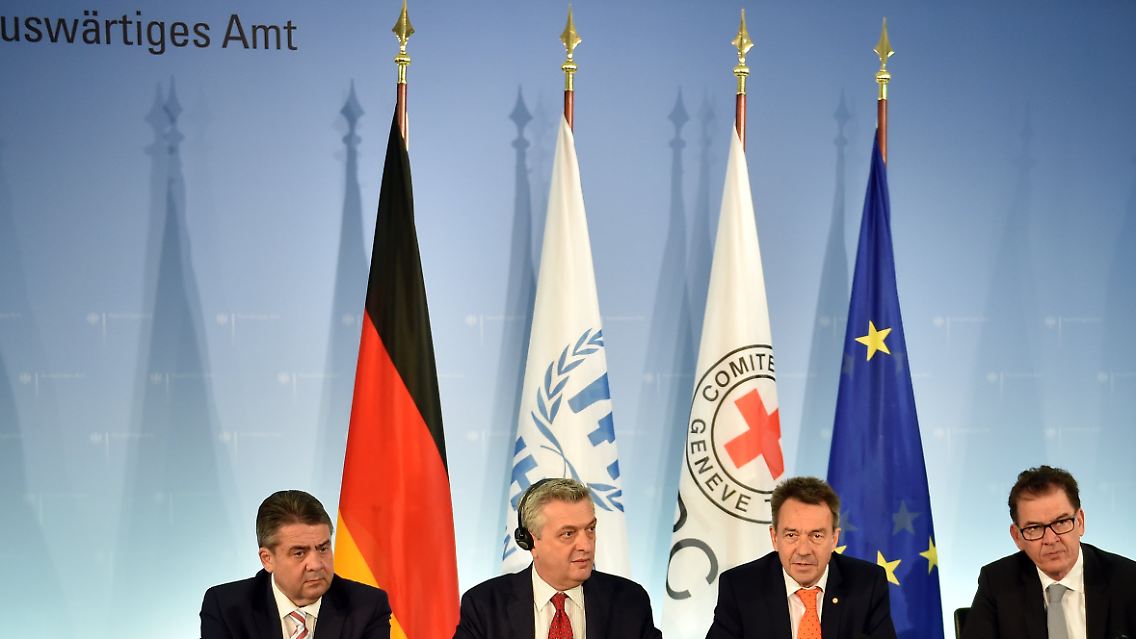 Gabriel und Müller (l. r.) appellierten mit UN-Flüchtlingskommissar Filippo Grandi (2.v.l.) und Rote-Kreuz-Präsident Peter Maurer für Hungerhilfe.