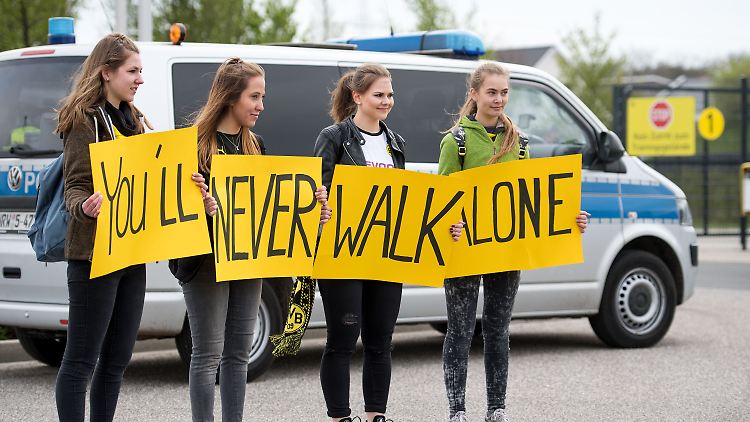 Niemals alleine: Fans am Mittwochmorgen vor dem Trainingsgelände der Dortmunder Borussia.