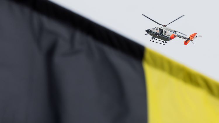 Ein Polizeihubschrauber kreist über dem Hotel, in dessen Nähe sich der Anschlag ereignete. Im Vordergrund eine BVB-Fahne.