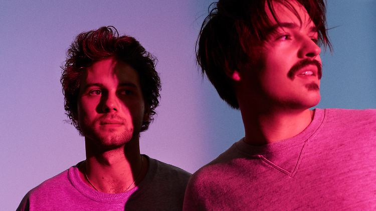 Clemens Rehbein und Philipp Dausch tanzen, bis die Wolken wieder rosa sind. 