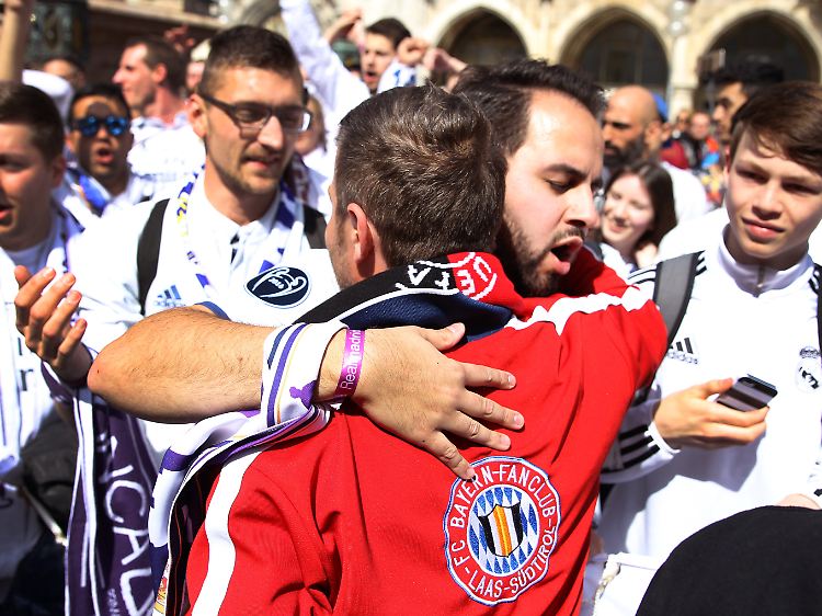 Statt Frotzeleien gab es Verbrüderungsszenen zwischen Fans von FC Bayern und Real Madrid.