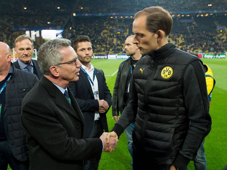 Vereinnahmt von der Politik: BVB-Coach Thomas Tuchel vor Spielbeginn mit Bundesinnenminister Thomas de Maizière.