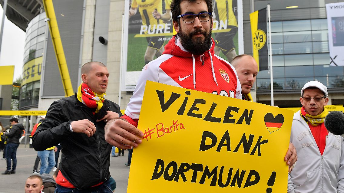 ... aber auch wohlwollend, wozu die Gastfreundschaft vieler Dortmunder gegenüber Monaco-Fans ohne Unterkunft nach der Spielabsage vom Dienstag beigetragen hatte.