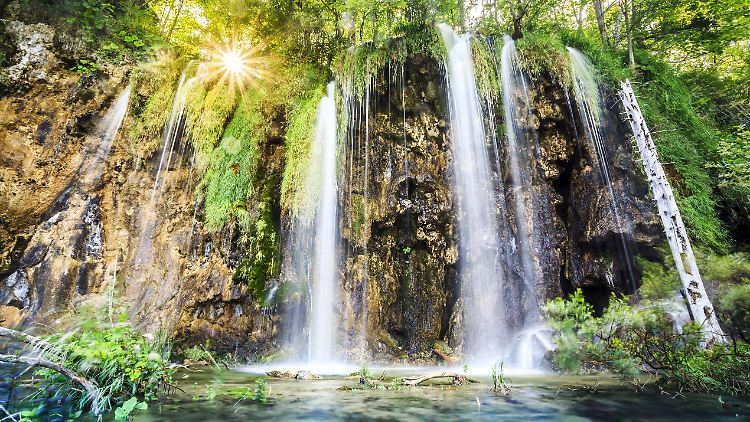Eine Natur, die Besucher zum Staunen bringt: Wasserfall der Plitvicer Seen.