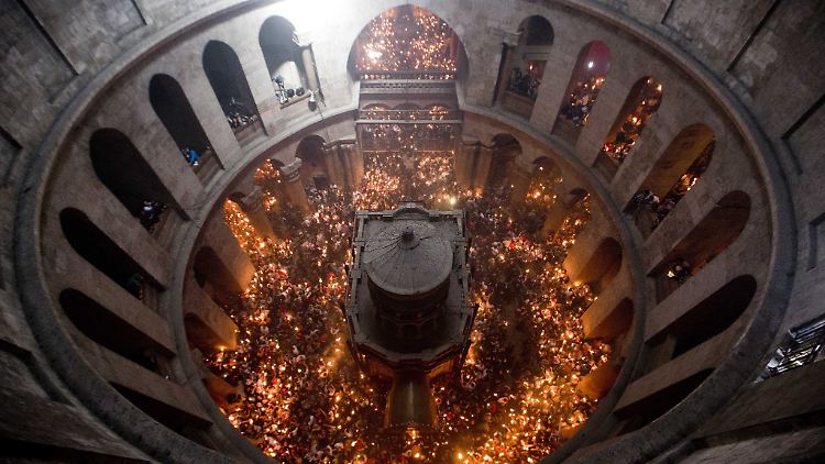 Blick hinab in die Kirche des Heiligen Grabes in Jerusalem. Über dem Grab Jesu steht heute eine kleine Grabkapelle, die sich in der Grabeskirche befindet.