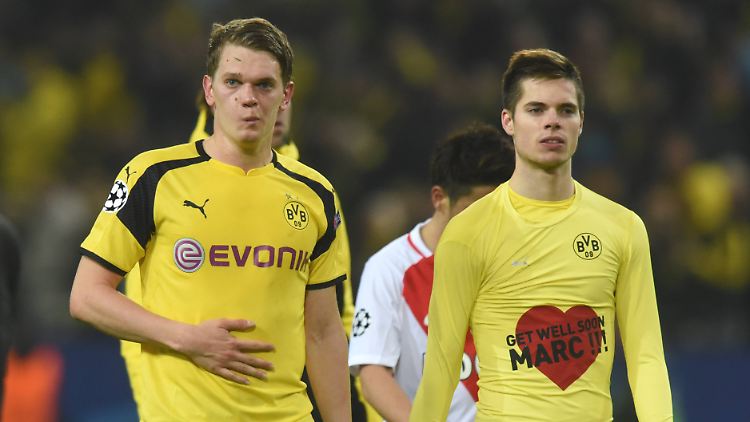 Julian Weigl mit Genesungswünschen für Marc Bartra auf dem T-Shirt.