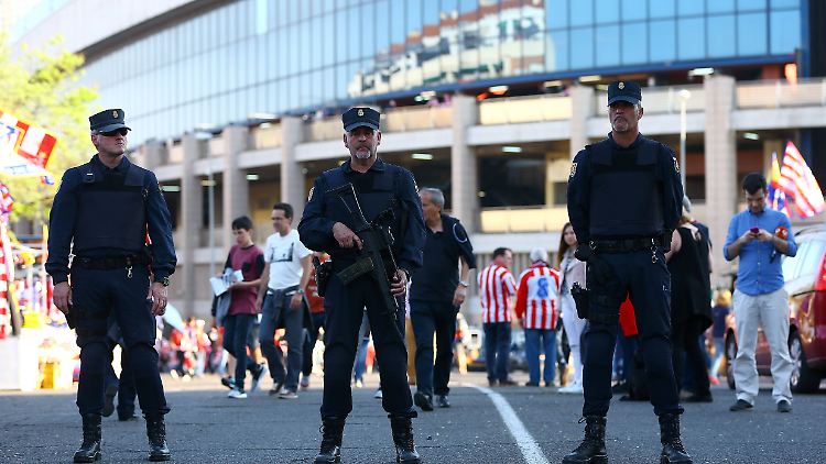 Was friedlich begann, endete im Chaos: Britische Fans prügeln sich mit der spanischen Polizei.