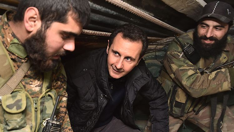 Assad mit seinen Soldaten - auf einem offiziellen Foto. Chemiewaffen würden seine Leute niemals einsetzen, behauptet der Präsident.