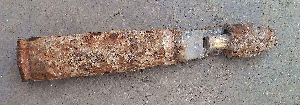 Spezialisten entschärften die 15 Zentimeter lange Granate.