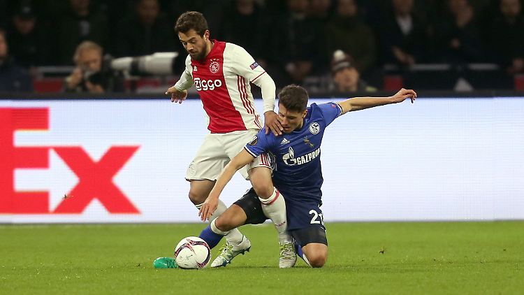 Alessandro Schöpf ist dem ehemaligen Gladbacher Amin Younes haushoch unterlegen. Nur eines der vielen Duelle, das die Schalker gegen Ajax Amsterdam verlieren.