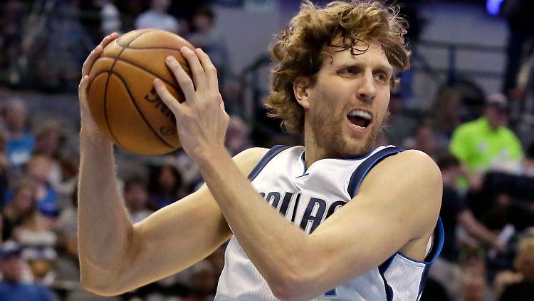 Dirk Nowitzki spielt auf jeden Fall noch ein Jahr in der NBA - vielleicht aber auch länger.
