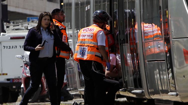 Die junge Frau wurde in einer Straßenbahn angegriffen - ein anwesender Polizist konnte den Täter überwältigen.