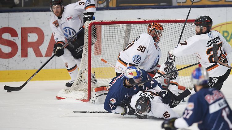 Nicht schön, aber erfolgreich: Die Grizzlys Wolfsburg bei ihrem ersten Sieg in einem DEL-Finale.