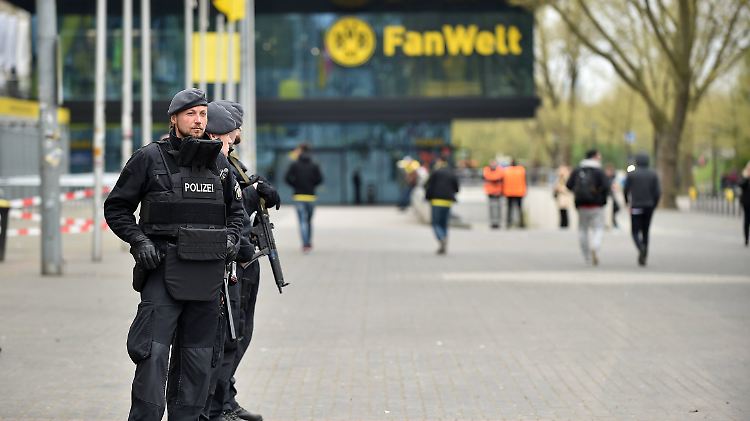 Schwer bewaffnete Polizisten bewachten am Mittwoch das Wiederholungsspiel zwischen Borussia Dortmund und Monaco.