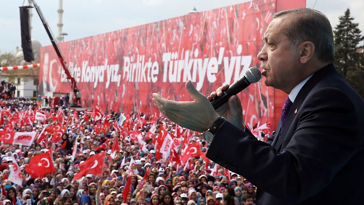 Der türkische Präsident bittet seiner Anhänger auf einer Wahlkampfveranstaltung, am Sonntag mit ja zu stimmen. 