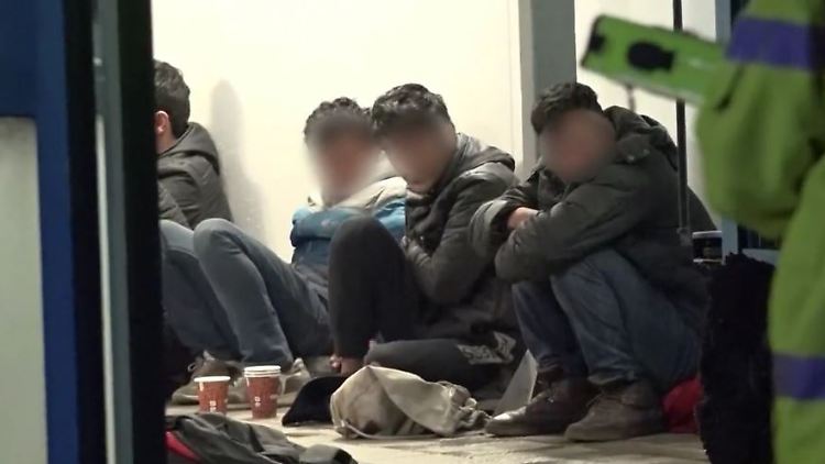 flüchtlinge lkw.JPG