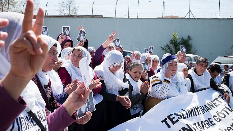 Die Mütter Verhafteter HDP-Aktivisten vor dem Gefängnis Bakirköy