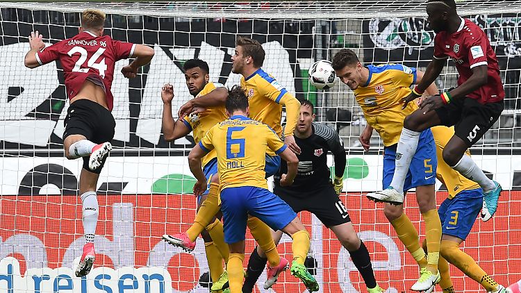 Mit Köpfchen: Niclas Füllkrug (24) kann beim 1:0 für Hannover von niemanden aufgehalten werden.
