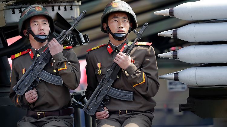 Nordkoreanische Soldaten mit Rakete auf einer Militärparade in Pjöngjang (April 2017).