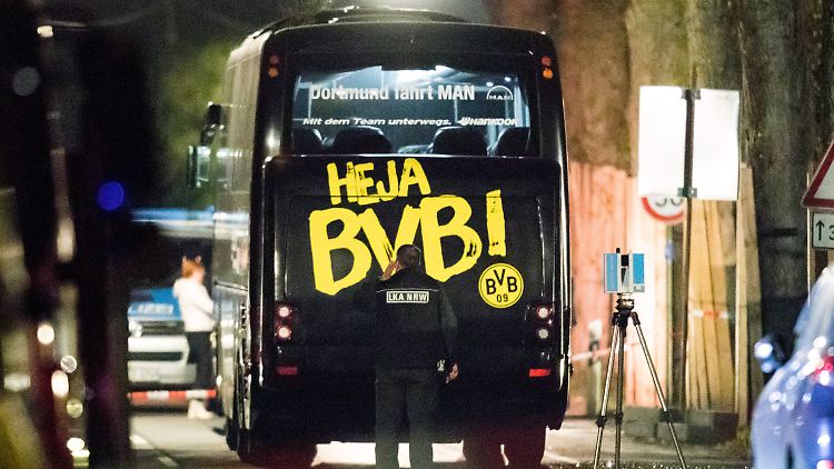 Ermittler untersuchen den Tatort. Am Mannschaftsbus des BVB explodierten drei Bomben.