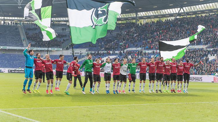 Den Rivalen aus Braunschweig besiegt und den Aufstieg im Visier - die Hannoveraner feiern ihren Sieg.
