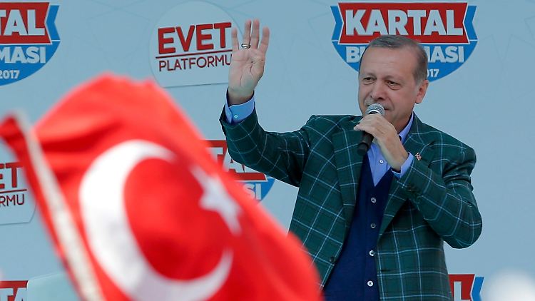 Der türkische Präsident Erdogan nutzte den letzten Tag vor dem Referendum für mehrere Auftritte in Istanbul.
