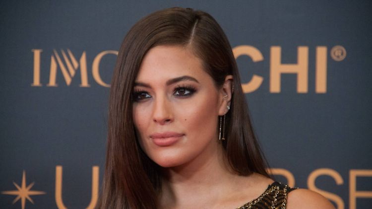 Ashley Graham angezogen auf dem roten Teppich.