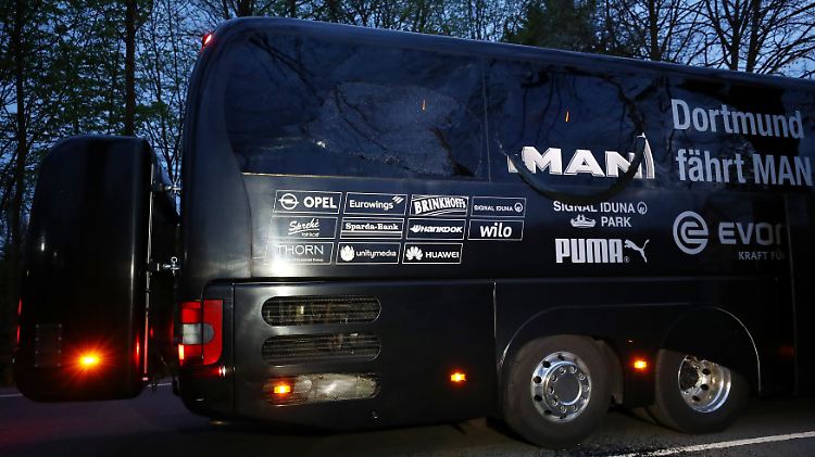 Durch den Anschlag gingen im Heck des Dortmunder Busses mehrere Scheiben zu Bruch.
