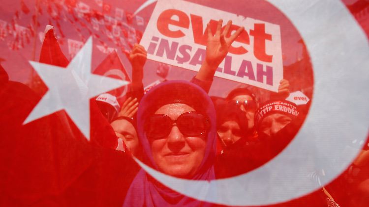 Bei der Volksabstimmung können die Menschen in der Türkei mit "Evet" für die Verfassungsreform stimmen, oder ...